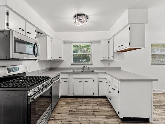 5th image of 4947 Charlemar Dr