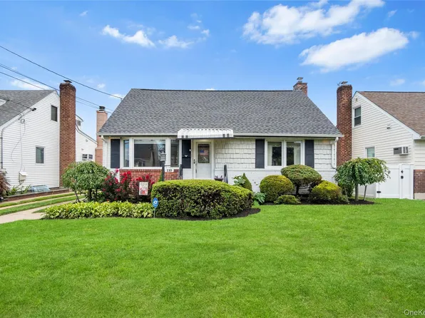 110 Barwick Boulevard, Mineola, NY 11501