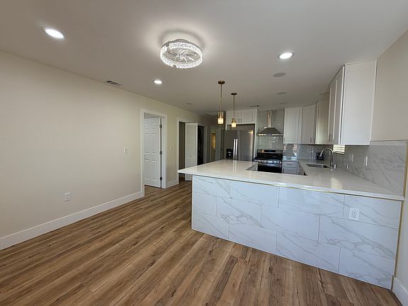 4th image of 2992 Maine Ave