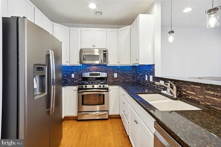 Kitchen w. stainless steel appliances