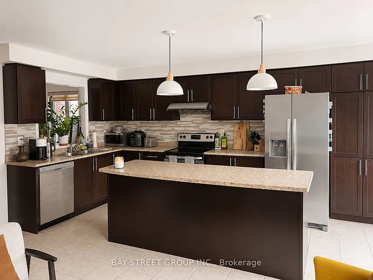884 McEwan Dr — Photo 9