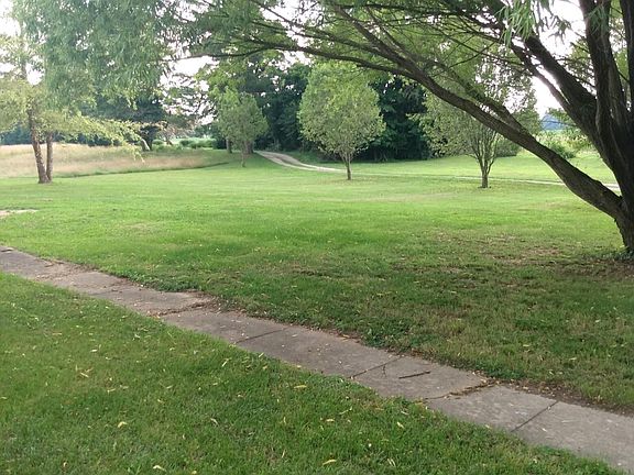 VIEW OF THE FRONT YARD