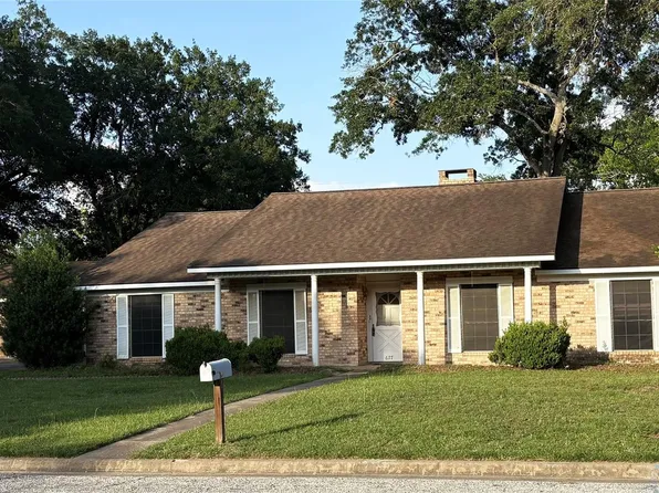 677 N Fowlkes St, Sealy, TX 77474