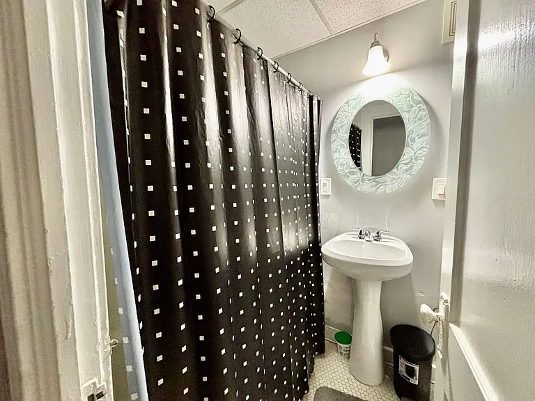 Valentine Place Apartments — Photo 22