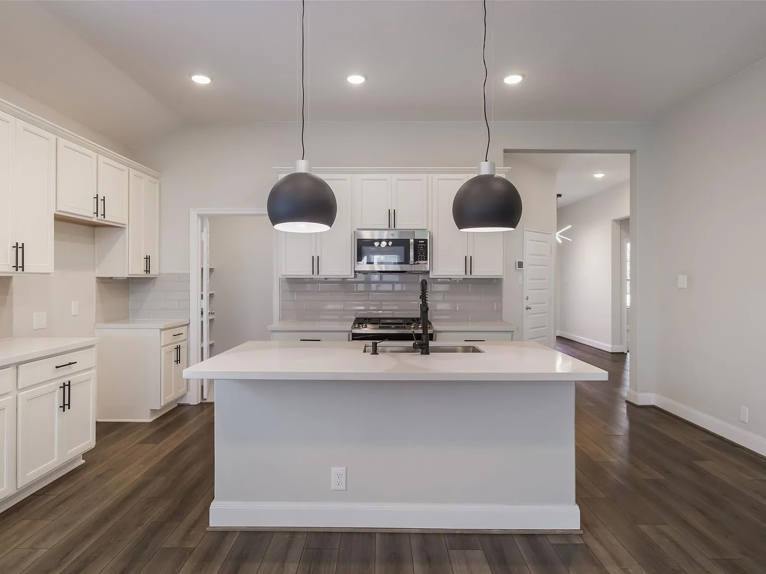4 bed, 2.0 bath, 1912 sqft, $2,300 — Photo 3