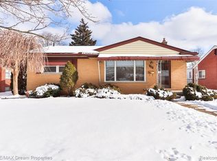 6652 Sunset St, Garden City, MI 48135