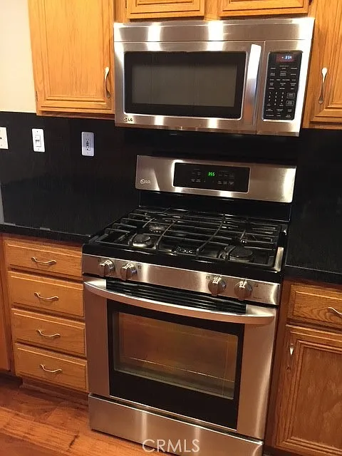 4 bed, 2.5 bath, 2266 sqft, $4,400 — Photo 4