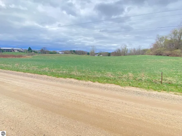 892 E Walton Rd, Shepherd, MI 48883