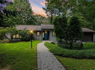 354 Oakridge Dr, Rochester, NY 14617