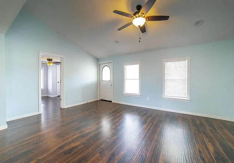 518 Railroad St — Photo 8