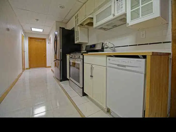 3 bed, 1000 sqft, $3,000 — Photo 1