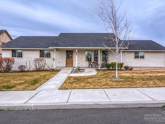 3rd image of 825 NW Poplar Pl