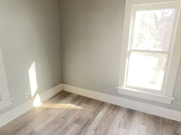 3rd image of 419 Ensign St #419