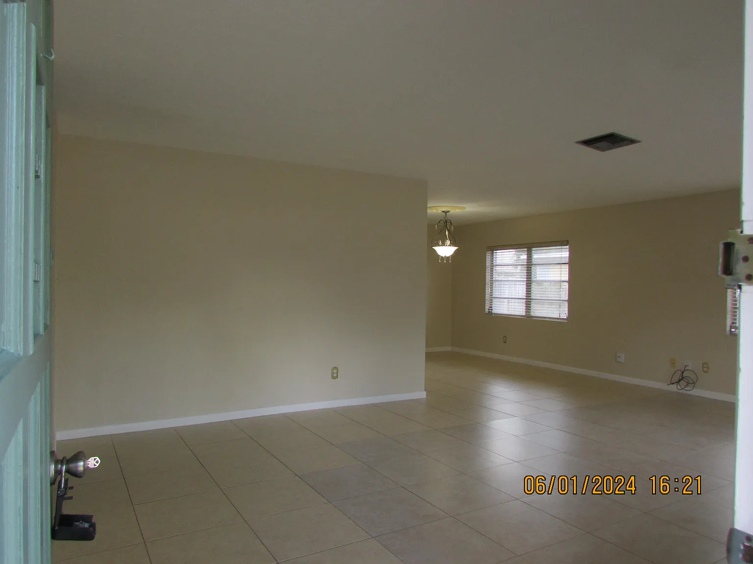 3 bed, 3.0 bath, 1884 sqft, $1,900 — Photo 2