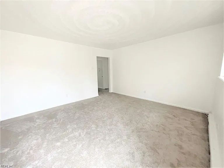 2108 Pond Ln — Photo 7