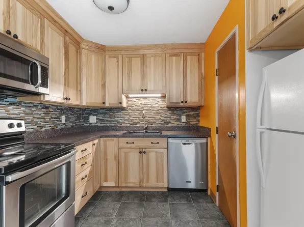 9 Chapel Hill Dr APT 10, Plymouth, MA 02360