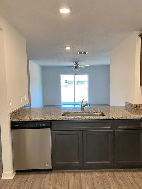 3 bed, 2.0 bath, 1500 sqft, $1,890 — Photo 4