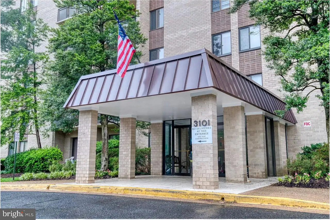 Woodlake Towers — Photo 1