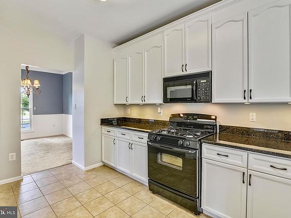 Kitchen w/gas cooking, ceramic tile!
