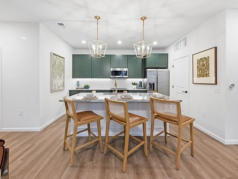 Wilshire Apartments — Photo 15