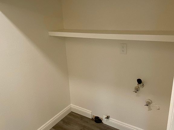 Washer / Dryer Hookups