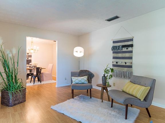 5th image of 385 Blairmore Blvd W