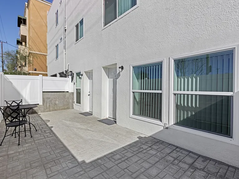 Gorgeous 2 Bed/2 bath apartment in excellent Sherman Oaks area! — Photo 5
