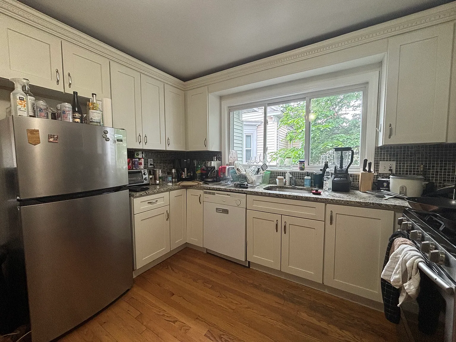 4 bed, 1600 sqft, $4,850 — Photo 2