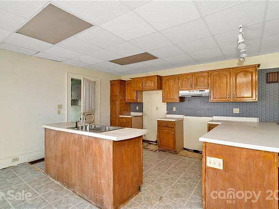5th image of 136 Camelot Dr