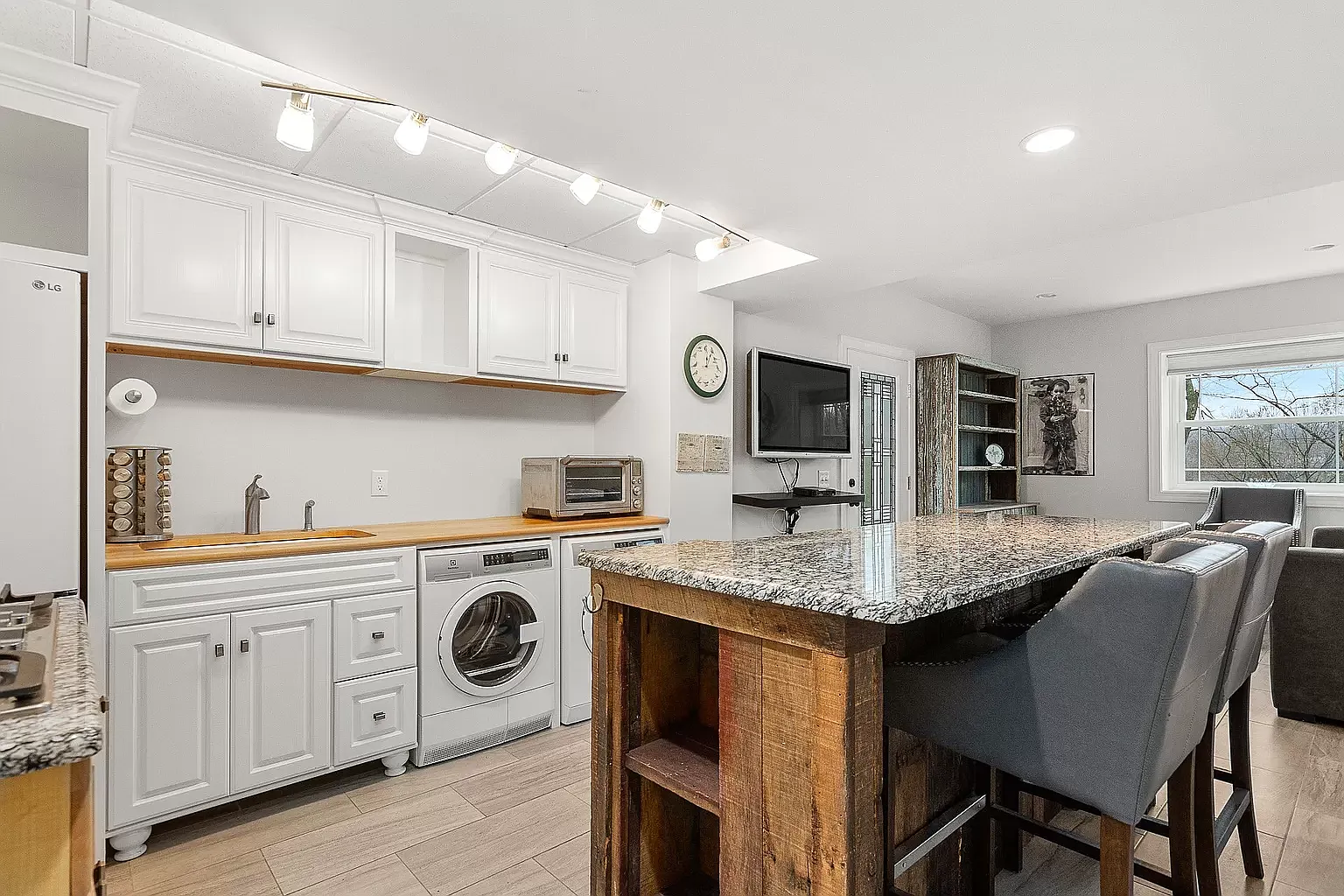 Studio, 700 sqft, $1,195 — Photo 2