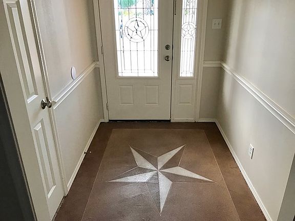 2nd image of 5921 Lyndhurst Dr