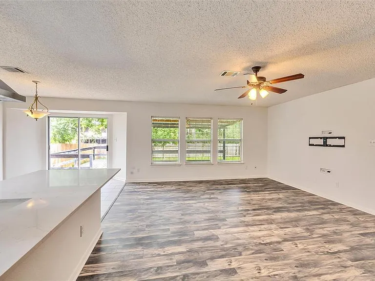 908 Dogwood Trl — Photo 5