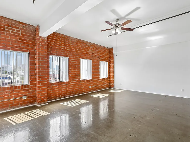 1725 W. 6th St — Photo 14