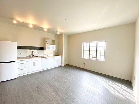 3rd image of 402 E 9th St APT 308