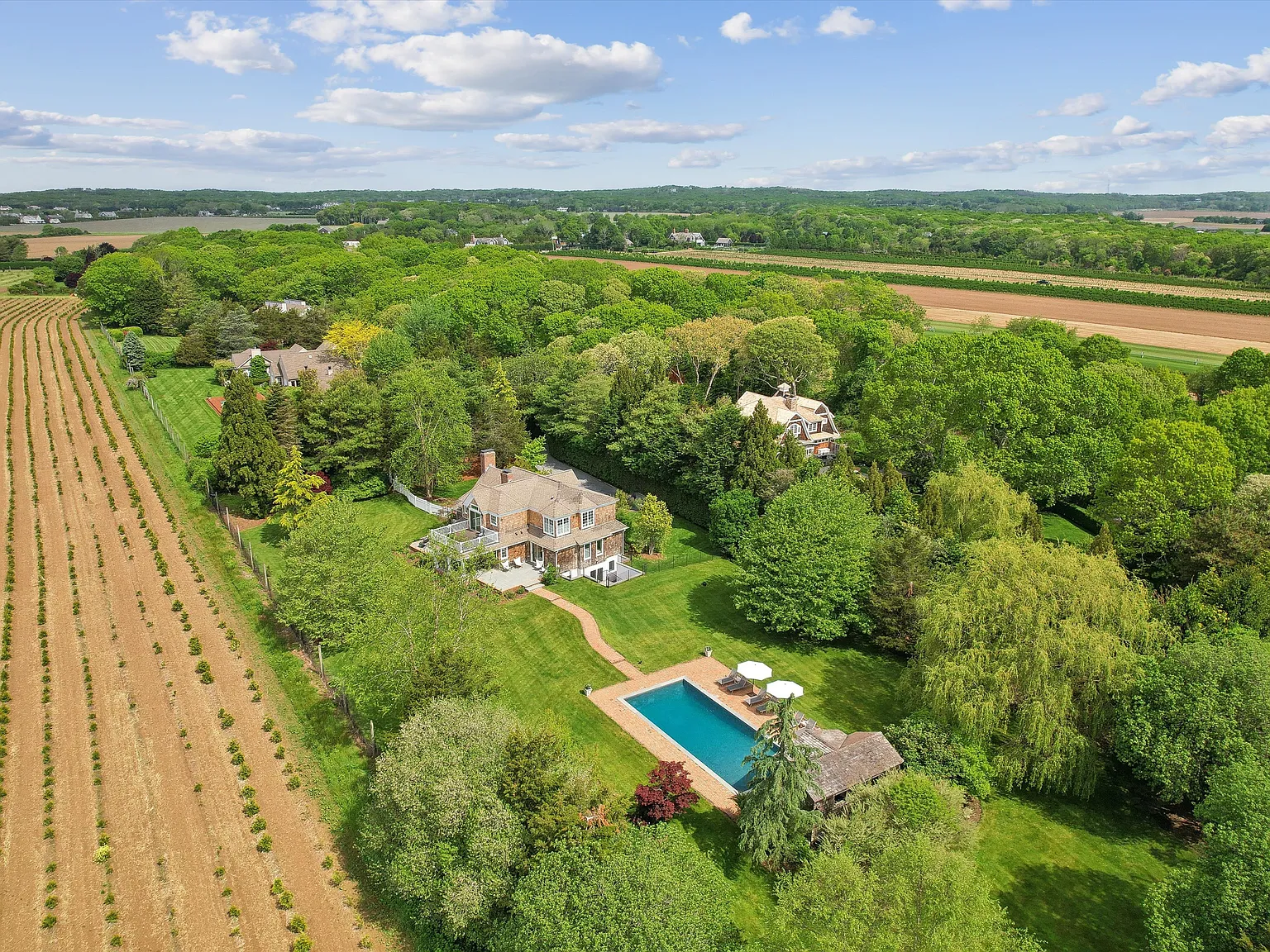 Water Mill Rental Overlooking Open Reserve — Photo 1