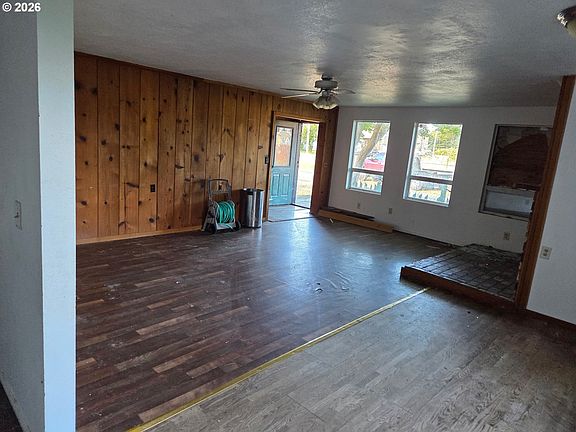 5th image of 525 King Salmon St