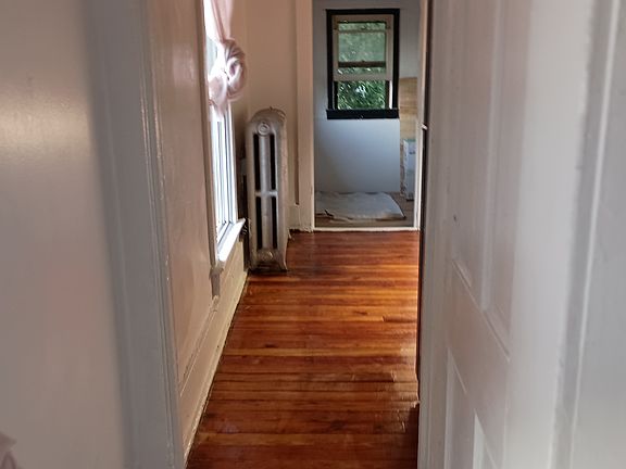3rd image of 612 E Grove St