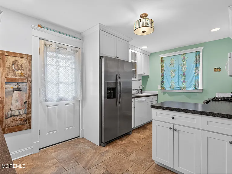 211 Lareine Ave — Photo 13