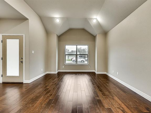 4th image of 1112 Aspen Ln