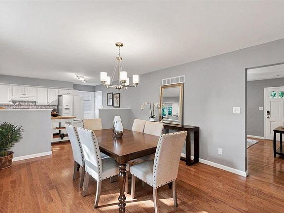 5th image of 1136 Evans Ave