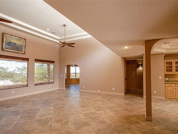 4th image of 1095 Thunderbird Dr