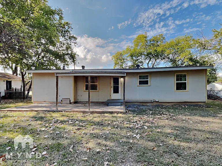 512 E University Ave — Photo 17