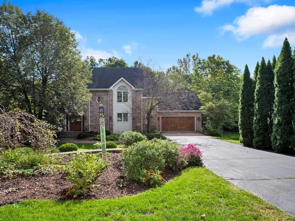 5131 Regents Park Rd, Rockford, IL 61107