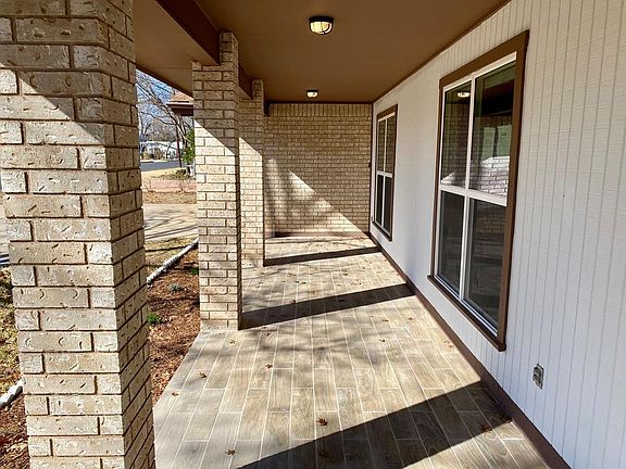 3rd image of 106 W Hackberry St