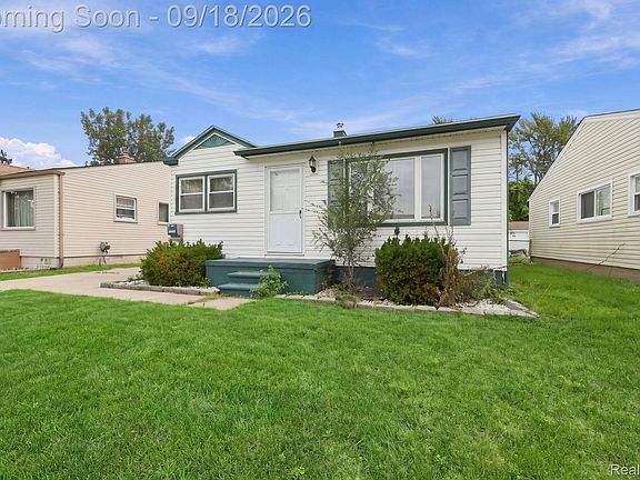 4th image of 22434 Hillock Ave