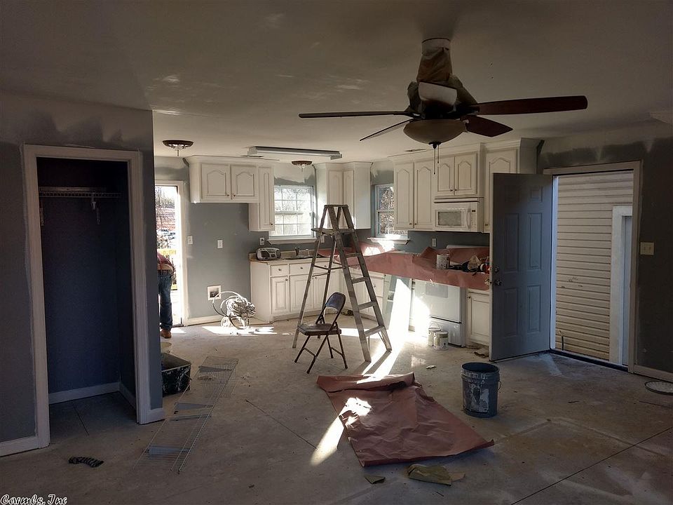 2nd image of 412 Damon St