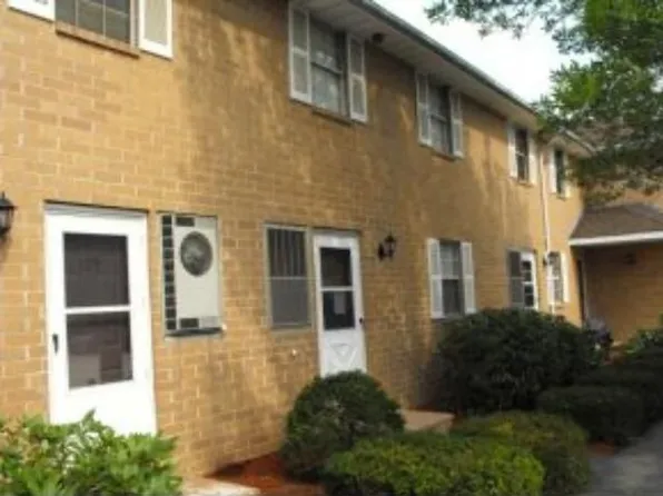 107 Elmwood Dr, Hudson, NH 03051