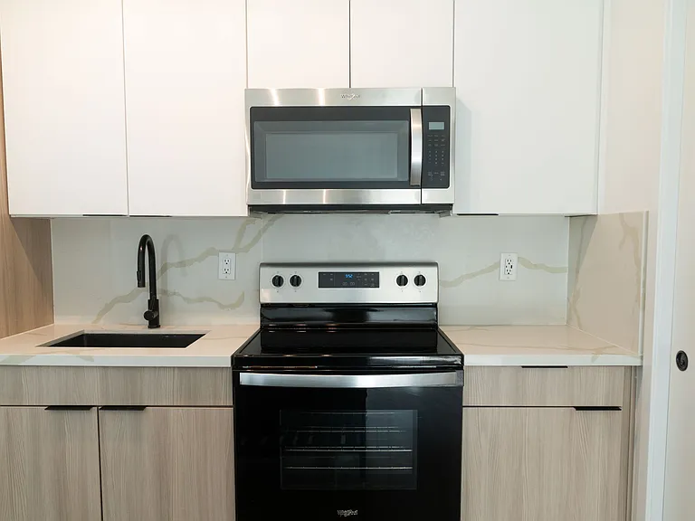 DLUX Lofts - Modern Downtown Studios — Photo 21
