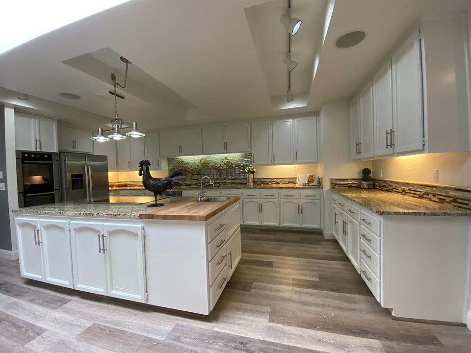2nd image of 6443 Lago Cir