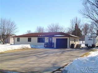 911 Sunnyside Ave, Valley Springs, SD 57068